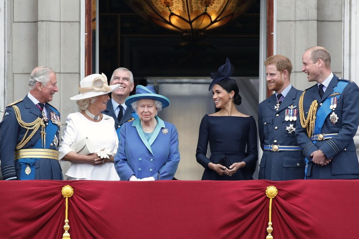     8 случаев, когда Елизавета II нарушала королевские традиции ради Меган и Гарри