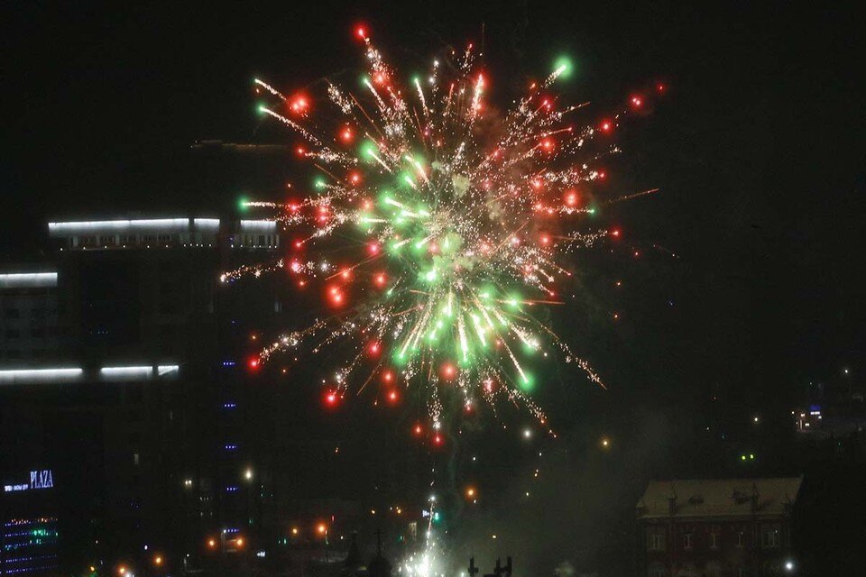     Салют запускали во дворе на Павловском тракте Олег УКЛАДОВ