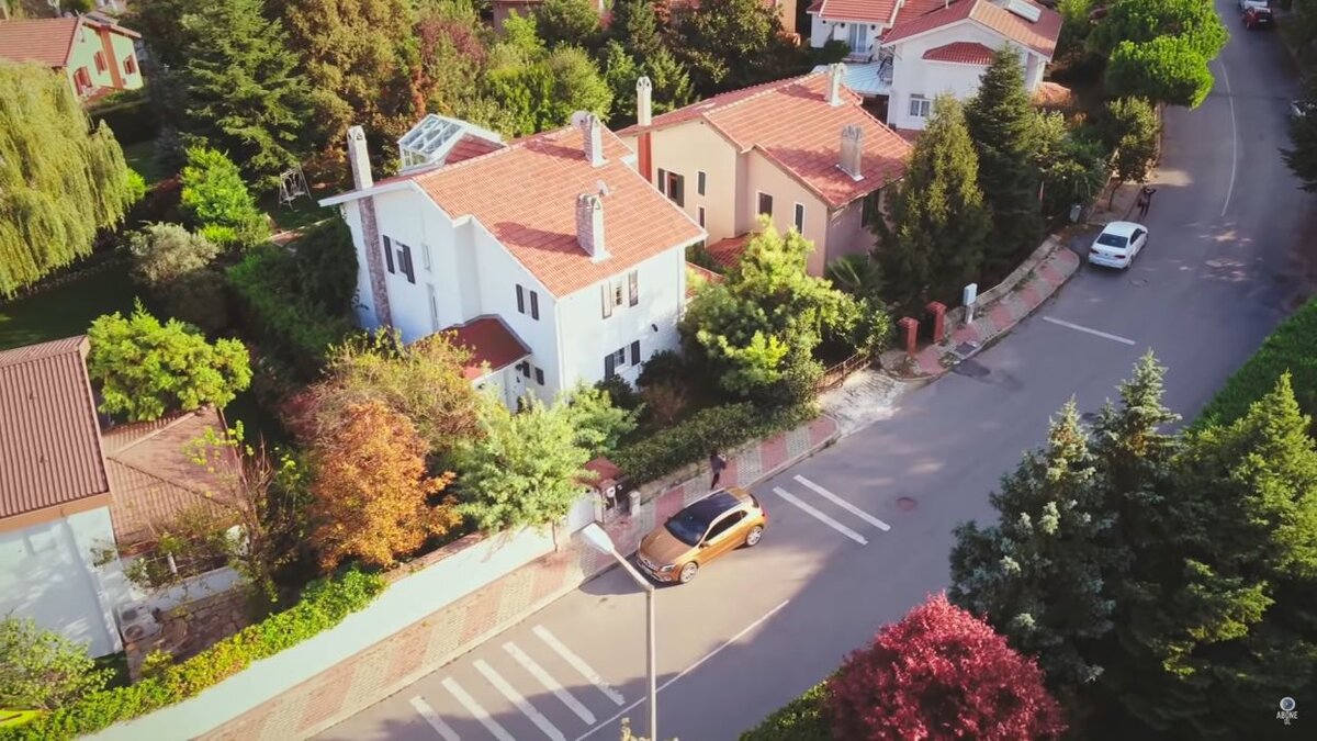 Кадр из сериала «Маленькие преступления», Турция, 2017 год