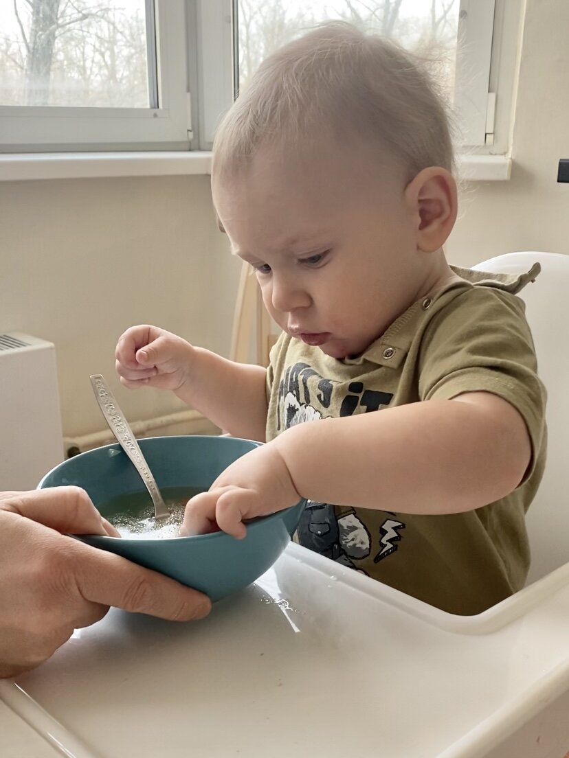 А вот так Тим ест дома. 