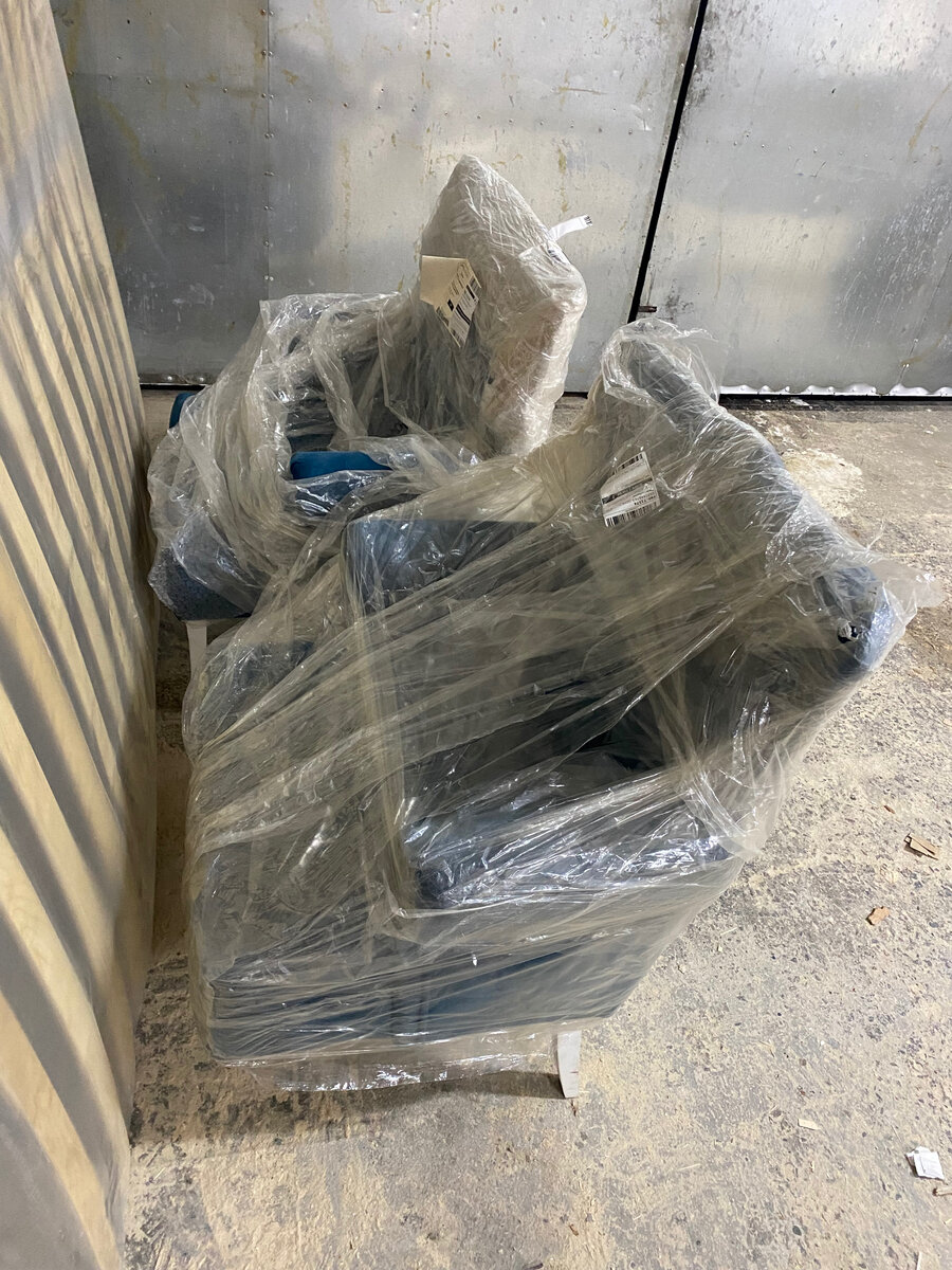 Перед Новым годом отправили 2 кресла одному заказчику, вернули обратно. Причина: не пошел цвет и жестковаты. Ну что ж, бывает, мы вернули деньги и забрали товар. Обратно возврат приехал просто в стрейче весь с задирами и еще у одного кресло нет ножки! И вопрос, возвращать себе дороже.