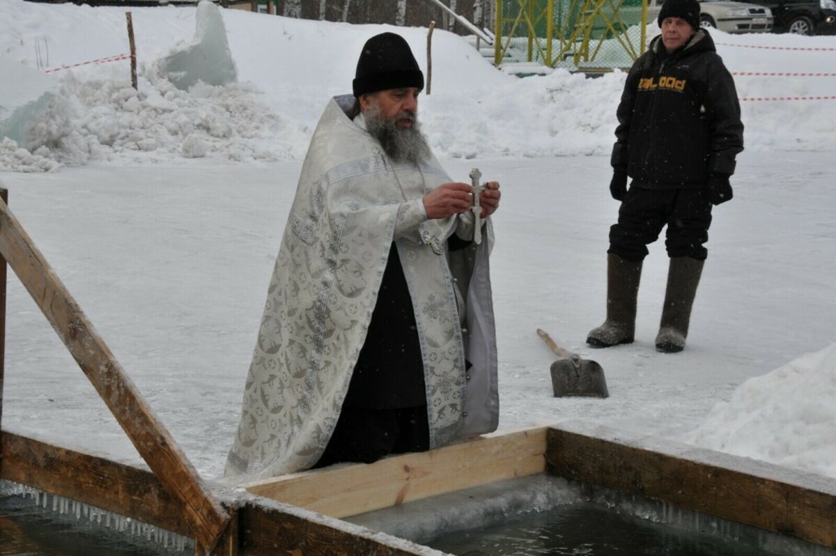 Освящение воды на Крещение совершается в храмах и в открытых водоемах