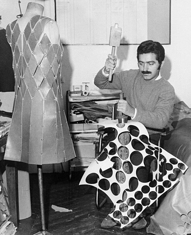 1966 год. Пако Рабан (Франсиско Рабанеда-и-Куэрво), архитектор по образованию, создает платье из металлических кругов.