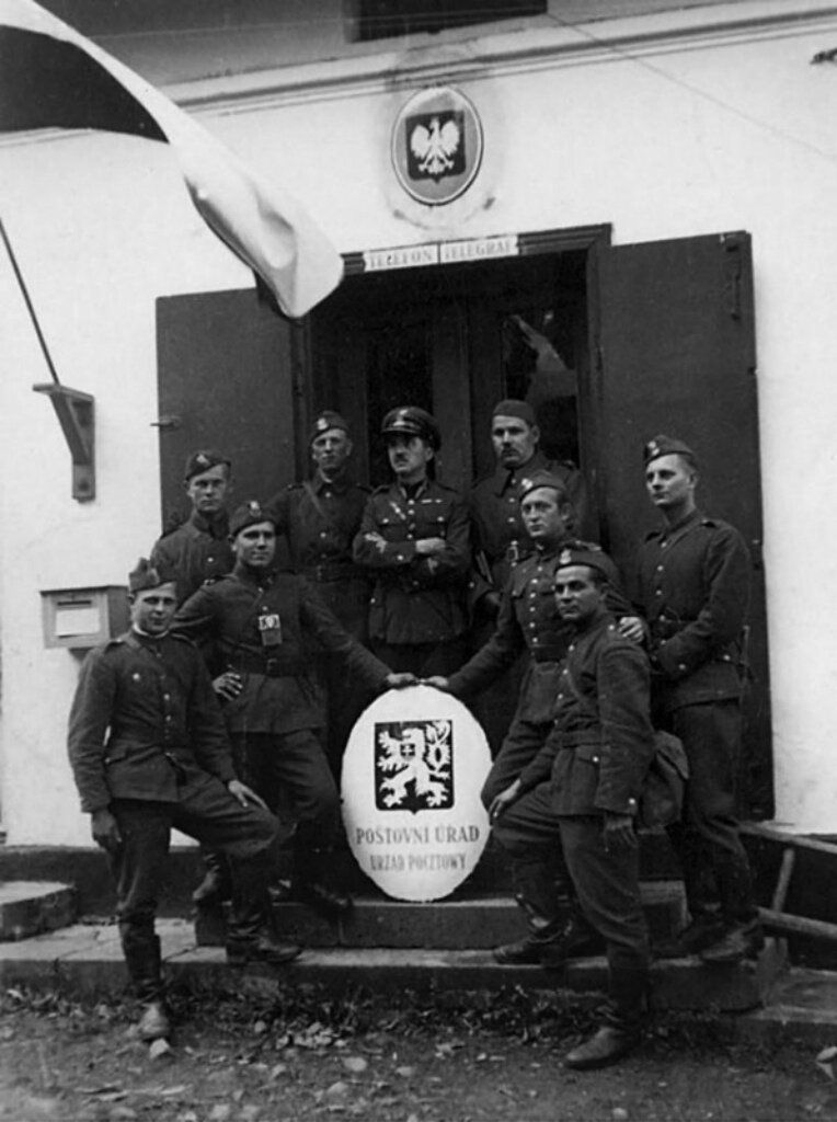 Польские солдаты позируют с чешским гербом, снятым со здания почты в одном из сел Тешинской области, 1938 год.