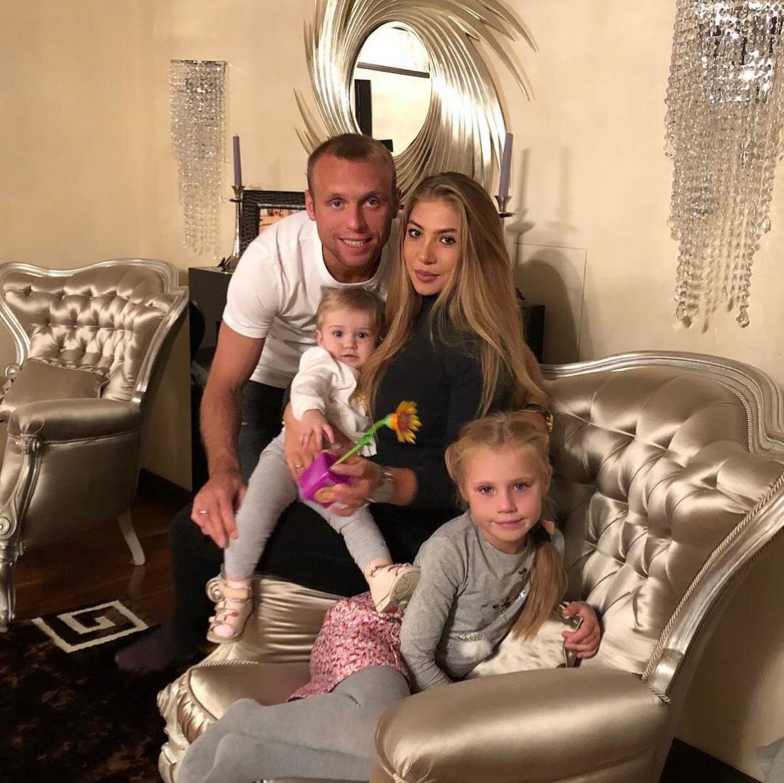 Денис Глушаков с бывшей женой Дарьей и дочками. Фото соцсети