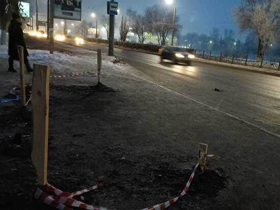    Пассажиры на «Новой» дождались начала установки павильона / Елена Анифатьева