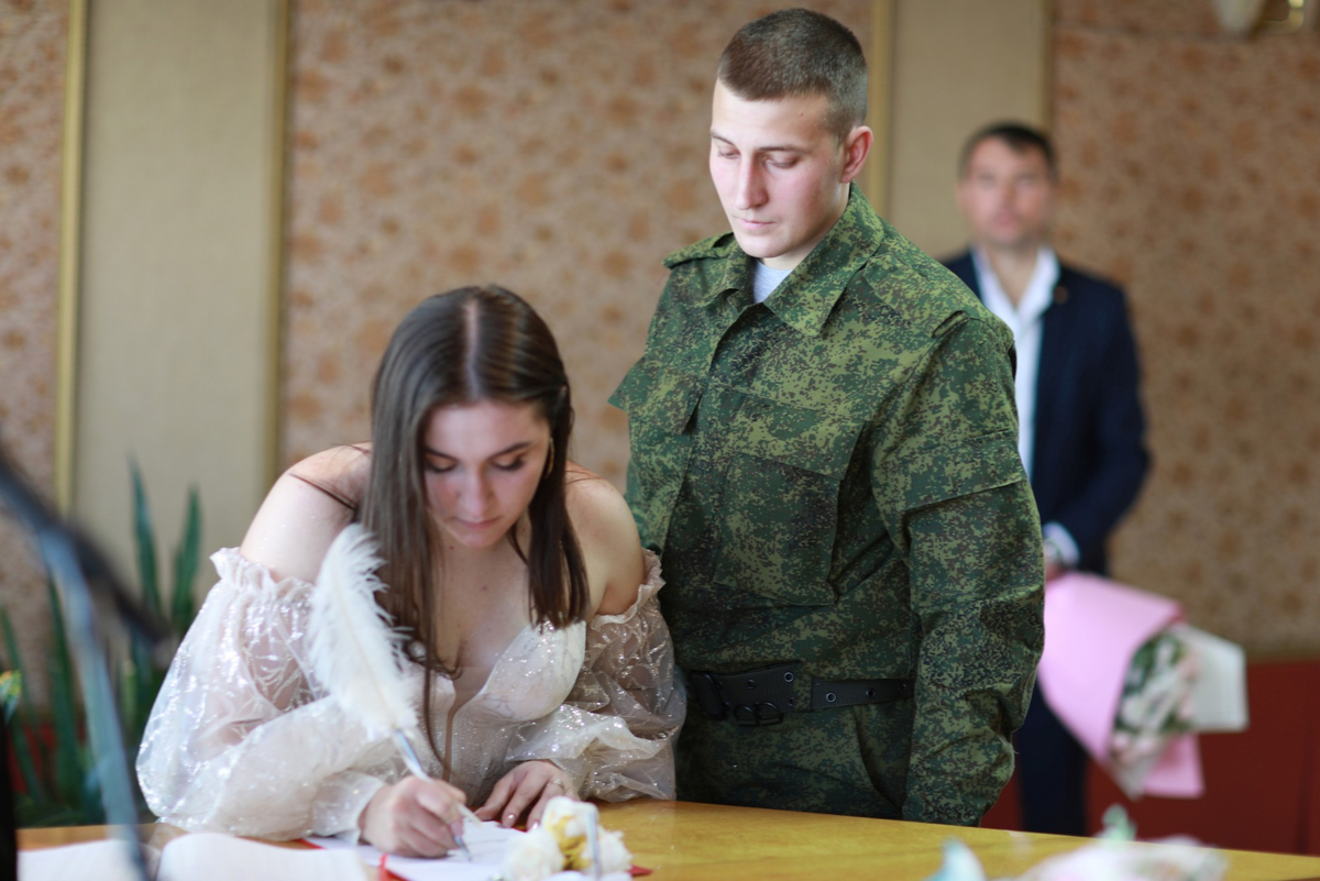 Путину рассказали о свадьбе 42-летнего мобилизованного на 71-летней женщине