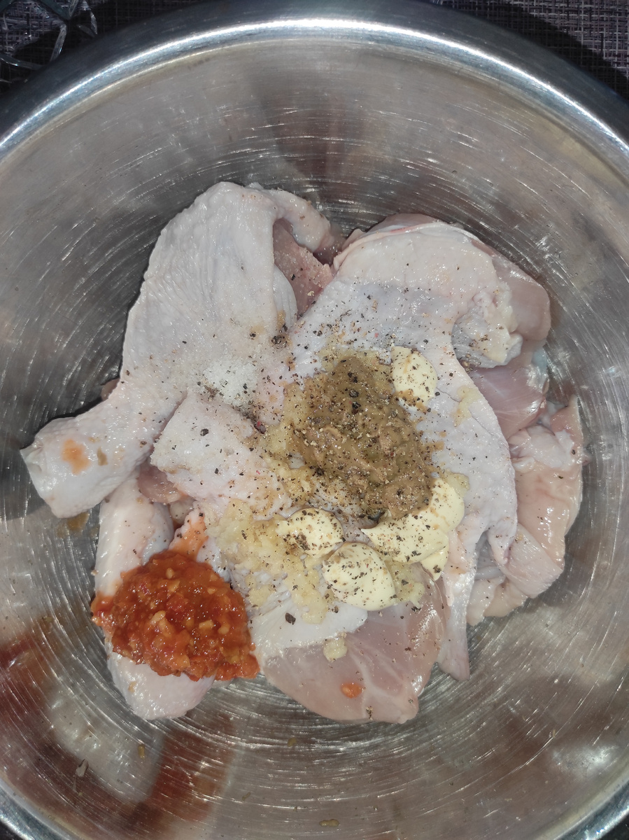 Курицу промываем и начинаем мариновать. 