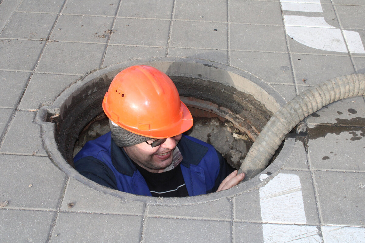 Установщик лифтов. Григор монтажник по лифтам. Планируется замена. Новокуйбышевские тепловые сети. Демонтаж лифтового оборудования.