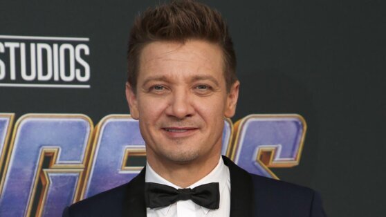    CNN: актер Джереми Реннер получил тяжелые травмы, пытаясь спасти своего племянника Артем Путинцев