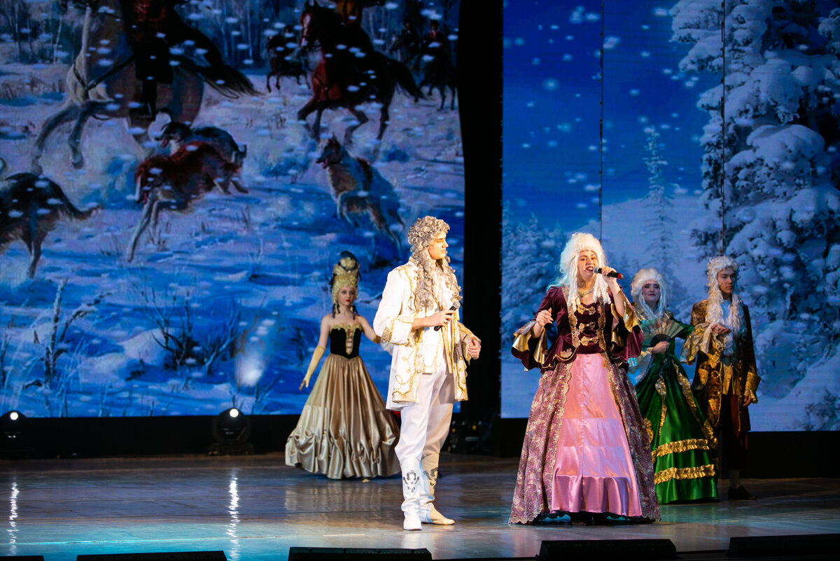  📷    Оренбургские студенты отметили Татьянин день на праздничной площадке драмтеатра Марина Шарт