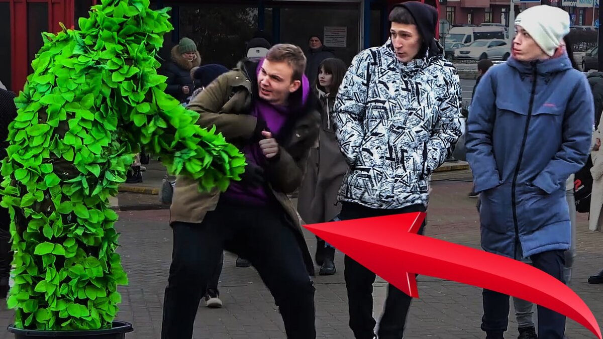 Пугающий куст видео. Человек куст. человек куст пранк. костюм куст для пранков.
