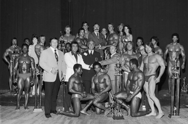 Билл Грант на групповом фото со всеми звездами Олимпии и Беном Уайдером
