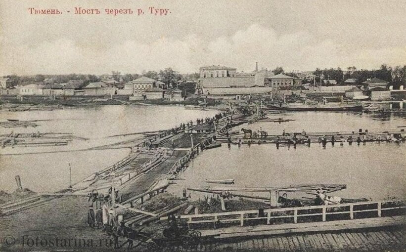 Наплавной мост-самолет возле впадения Тюменки в Туру. 1901–1914 гг. Фото с сайта fotostarina.ru.