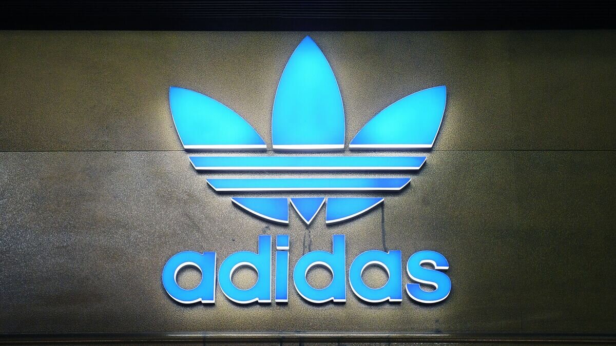    Логотип немецкой компании спортивной одежды и обуви Adidas© РИА Новости / Евгений Биятов