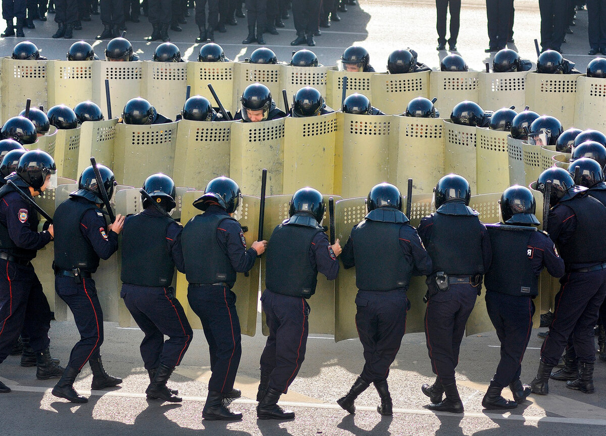 Силовики это. Приколы про полицейских со щитами. Учения полиции 8.11.2022. Виды построений в МВД со щитами. Видео по охране порядка работа со щитами.