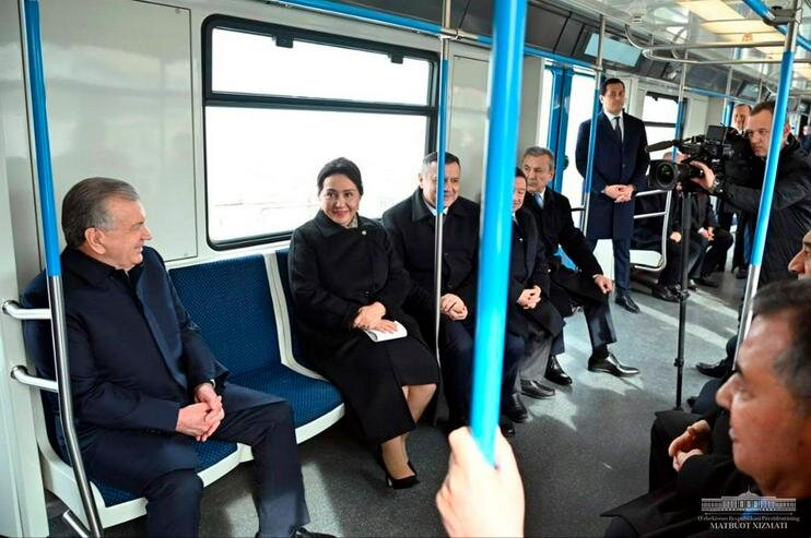 Шавкат Мирзиёев в метро Ташкента. Фото пресс-службы президента Узбекистана