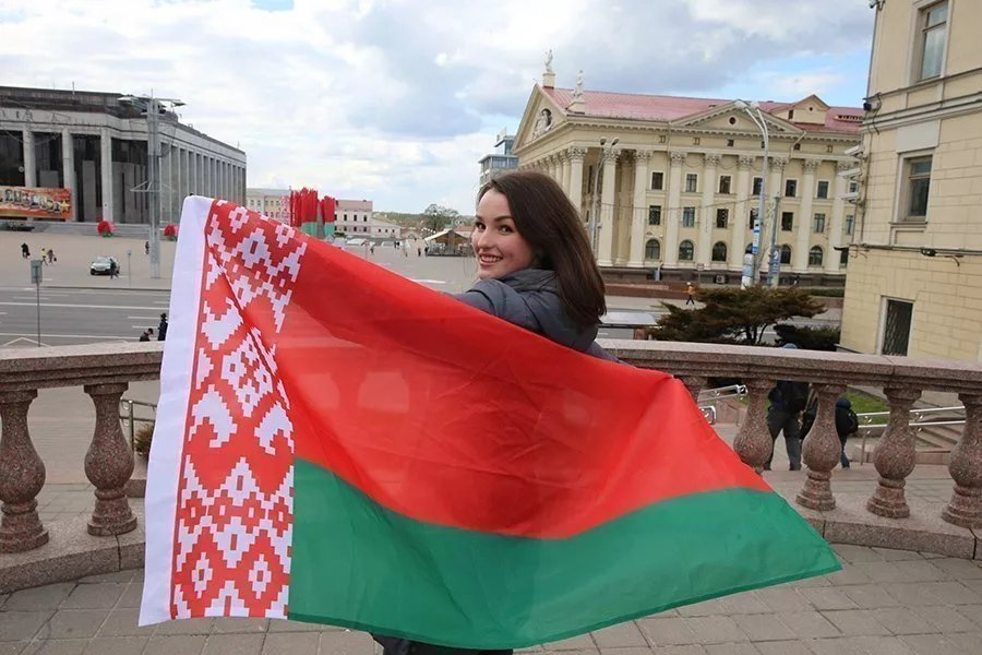 Беларусь получила. Девушка с флагом Беларуси. Люди с флагами Белоруссии. Красивая девушка с флагом Белоруссии. Народ Беларусь флаг.