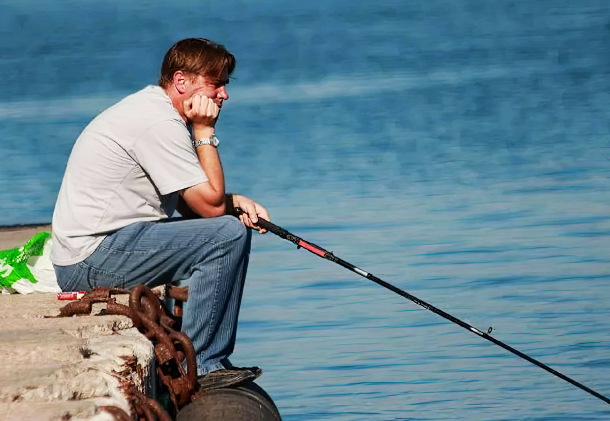 Фото рыбака и рыбки. Грустный Рыбак. Рыбак сидит. Человек рыбачит на берегу. Мужик с удочкой.