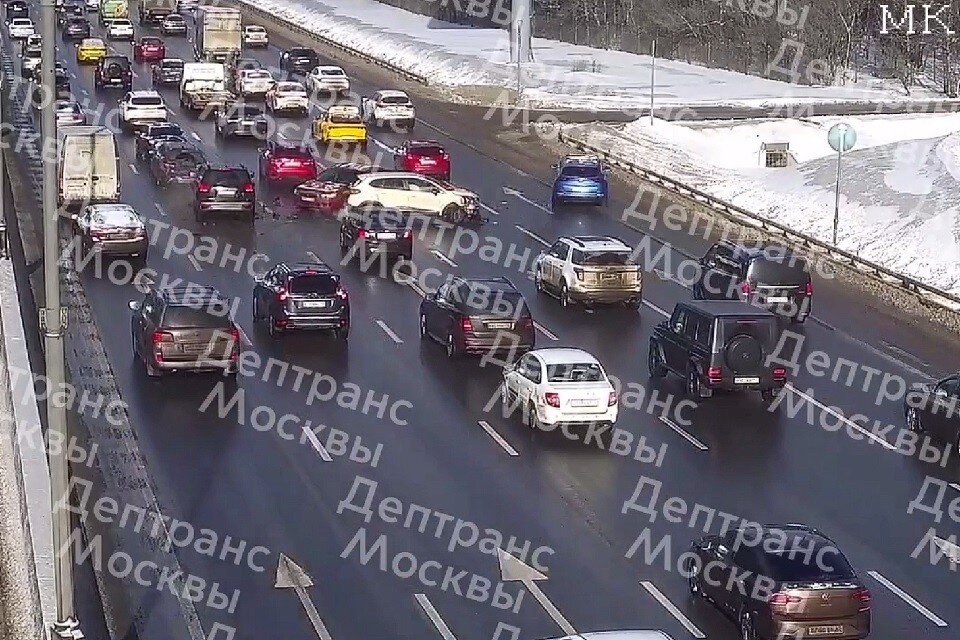     Четыре автомобиля столкнулись на внутренней стороне 61-го километра МКАД  Департамент транспорта Москвы