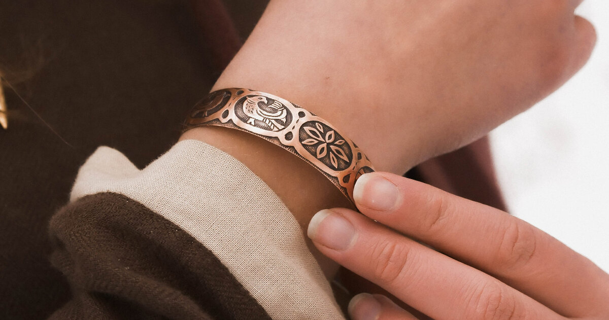 Реконструктивное медное обручье с изображением птицы