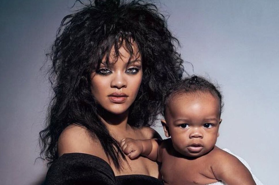     Беременная звезда в платье с высоким разрезом: Рианна с мужем и 9-месячным сыном появились на обложке глянца