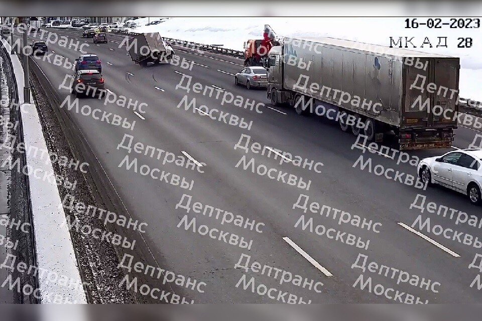     Грузовик опрокинулся на проезжую часть на внешней стороне 29-го км МКАД  Департамент транспорта Москвы