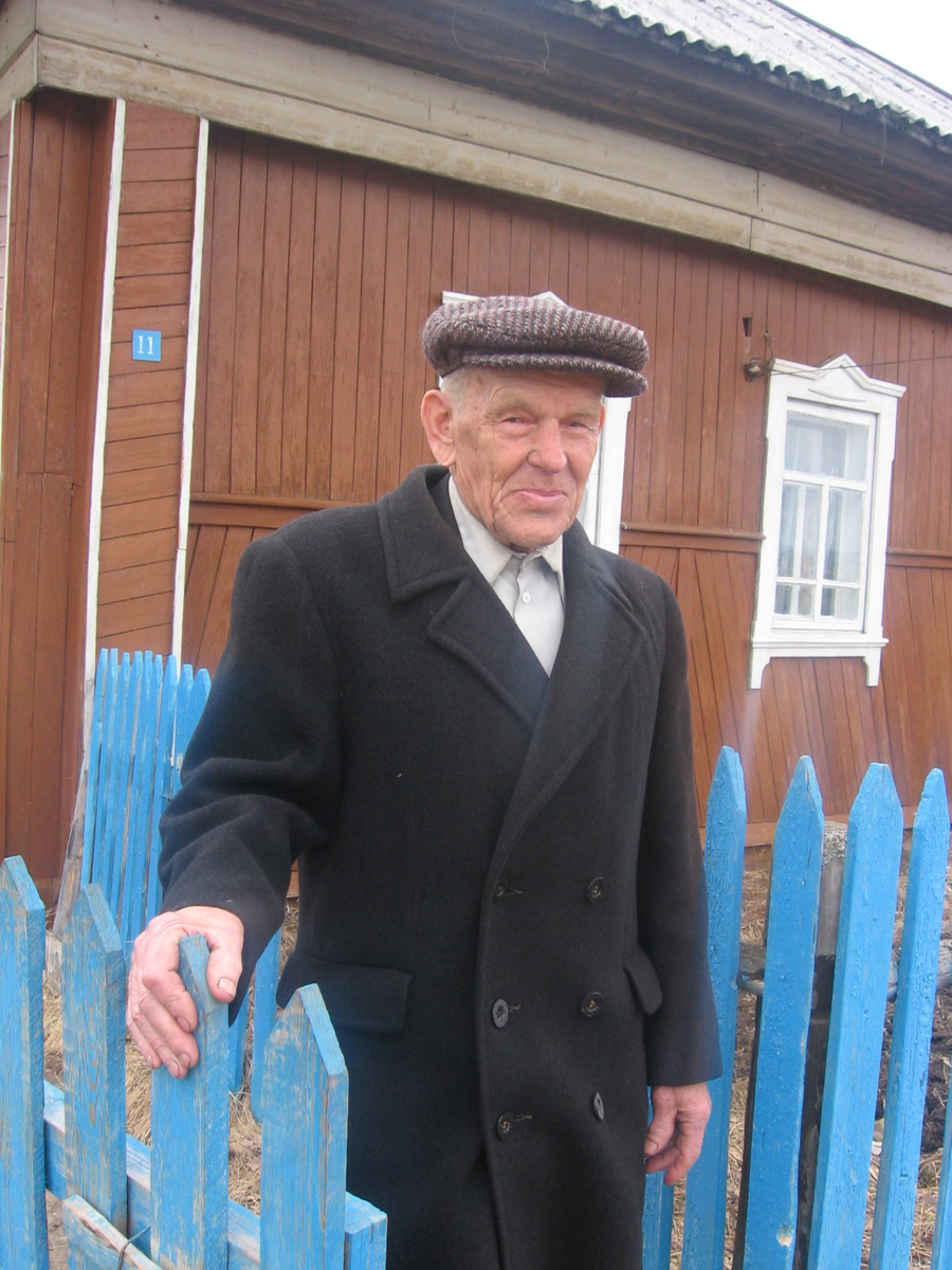 Василий Васильевич Климов у своего дома, 2010 год. Фото: Марина Сизова