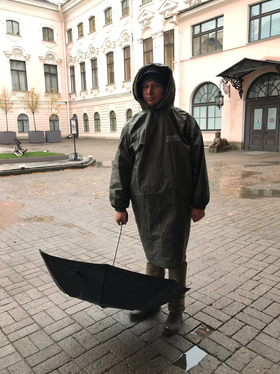 под дождем в плаще и с зонтом