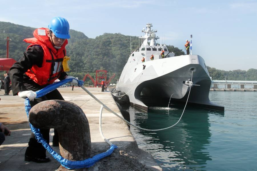 Матрос военно-морских сил Тайваня перед корветом тайваньского производства “Tuo Jiang” - Фото: AP/TASS