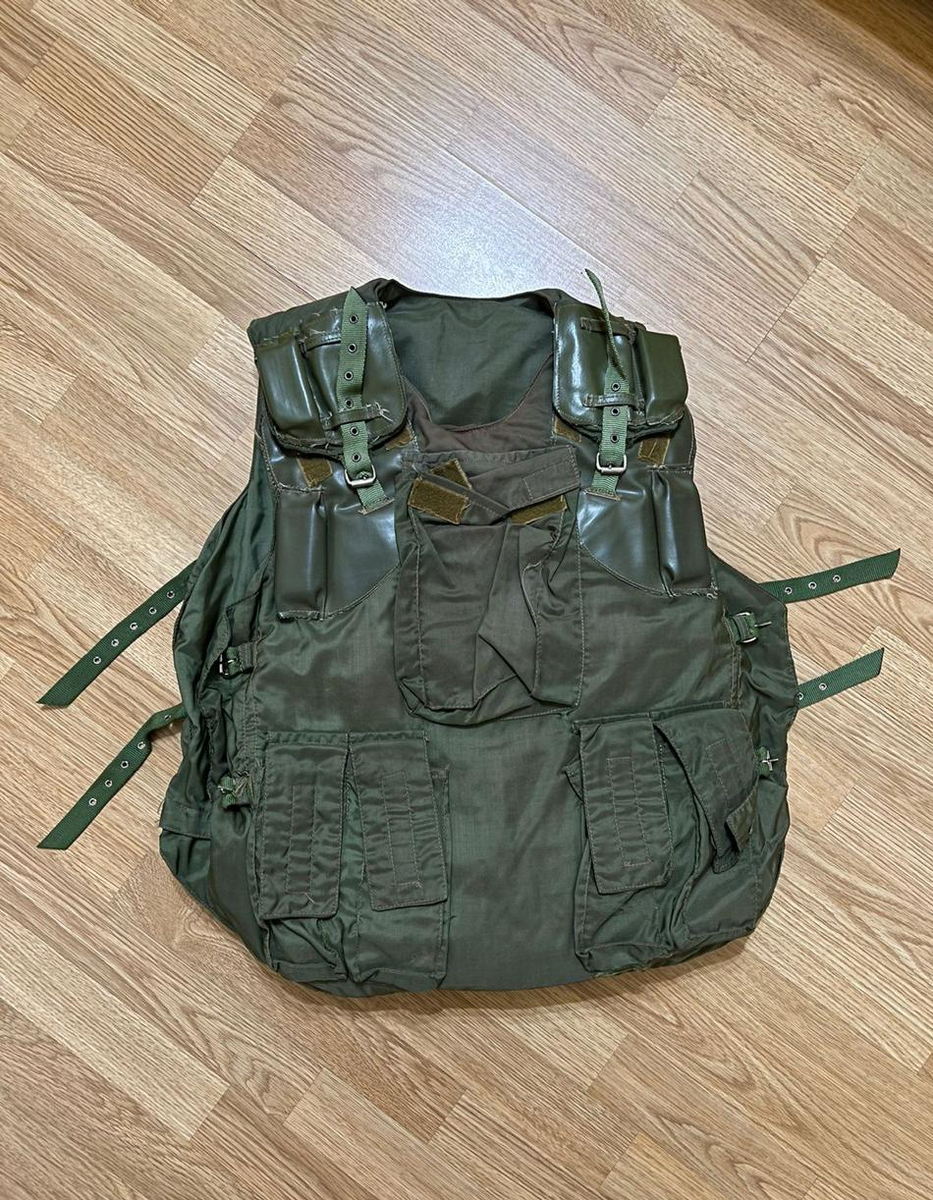 В отличии от предыдущих собратьев по линейке, здесь карманы сделаны уже под магазины АК и вынесены вперед для удобства. Добавили вставки на плечи (прямоугольнички), чтобы снаряжение на ремнях не съезжало на шею.