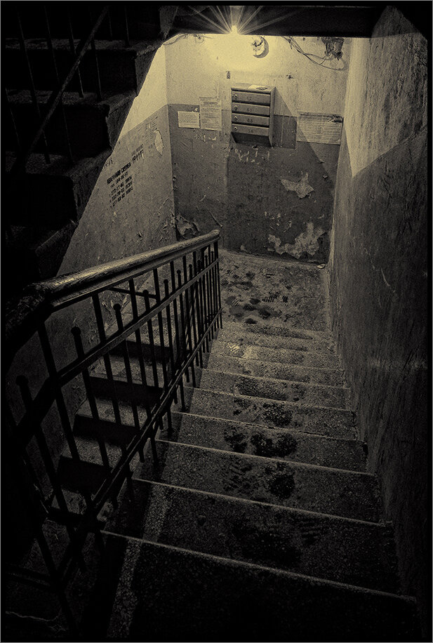 Пять ночей в подъезде. Темный подъезд. Страшный подъезд. Страшная лестница. Жуткий подъезд.