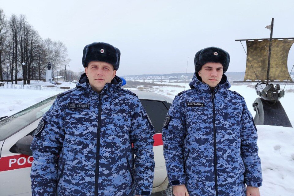     Замерзающую школьницу спасли старшие сержанты полиции Максим Гладышев (на фото слева) и Дмитрий Стрельников. Фото: 43.rosguard.gov.ru