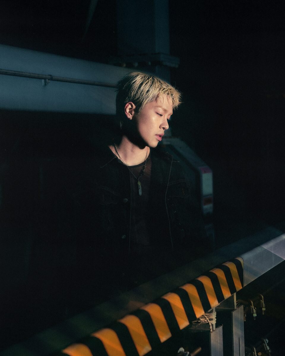 GEMINI (Ким Дже Мин) - музыкант, выросший у берегов калифорнийского моря. На его творчество повлияла как американская, так и корейская культура.