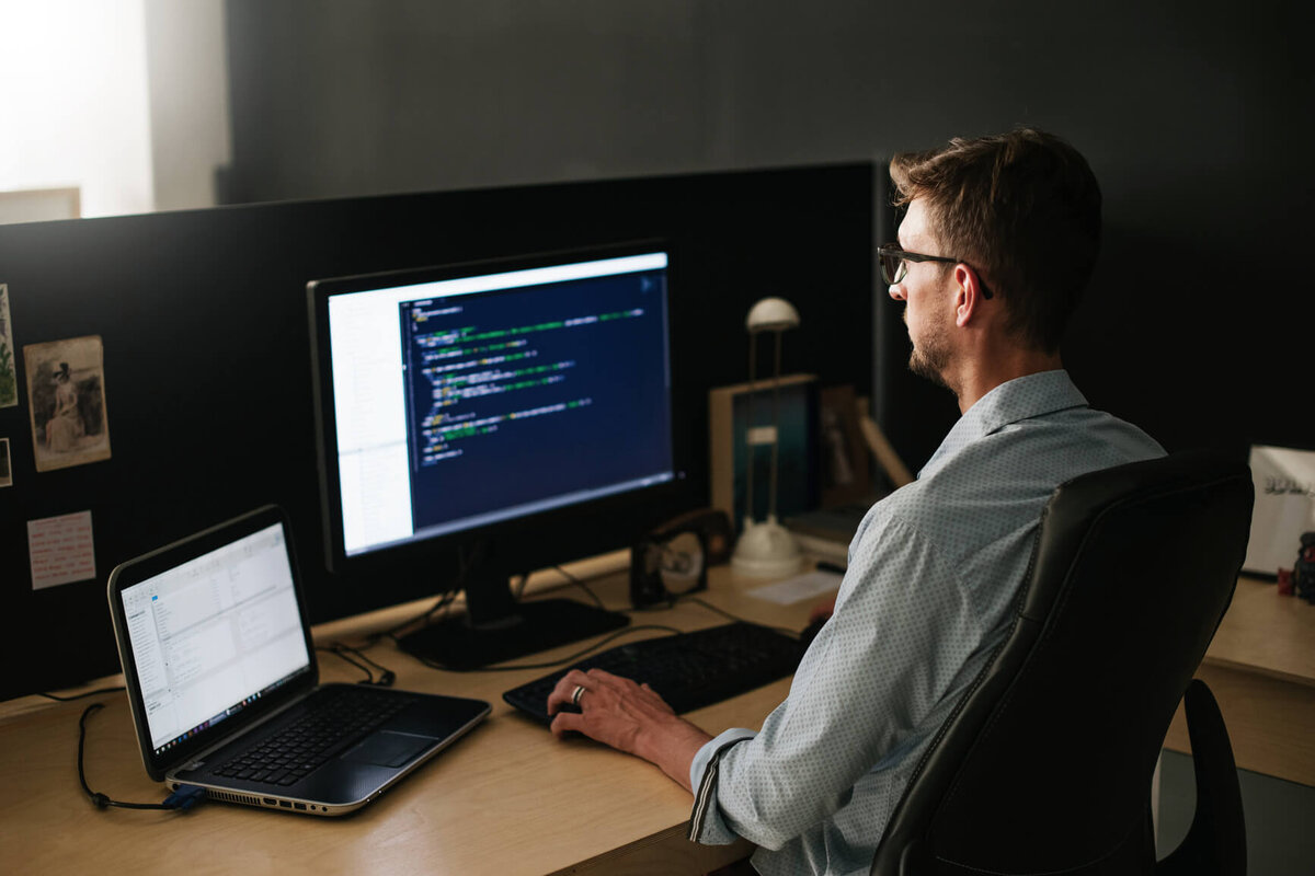 Программирование в компьютерных системах. Специалист по информационным технологиям. Человек за компьютером. Веб разработка. Computer users.