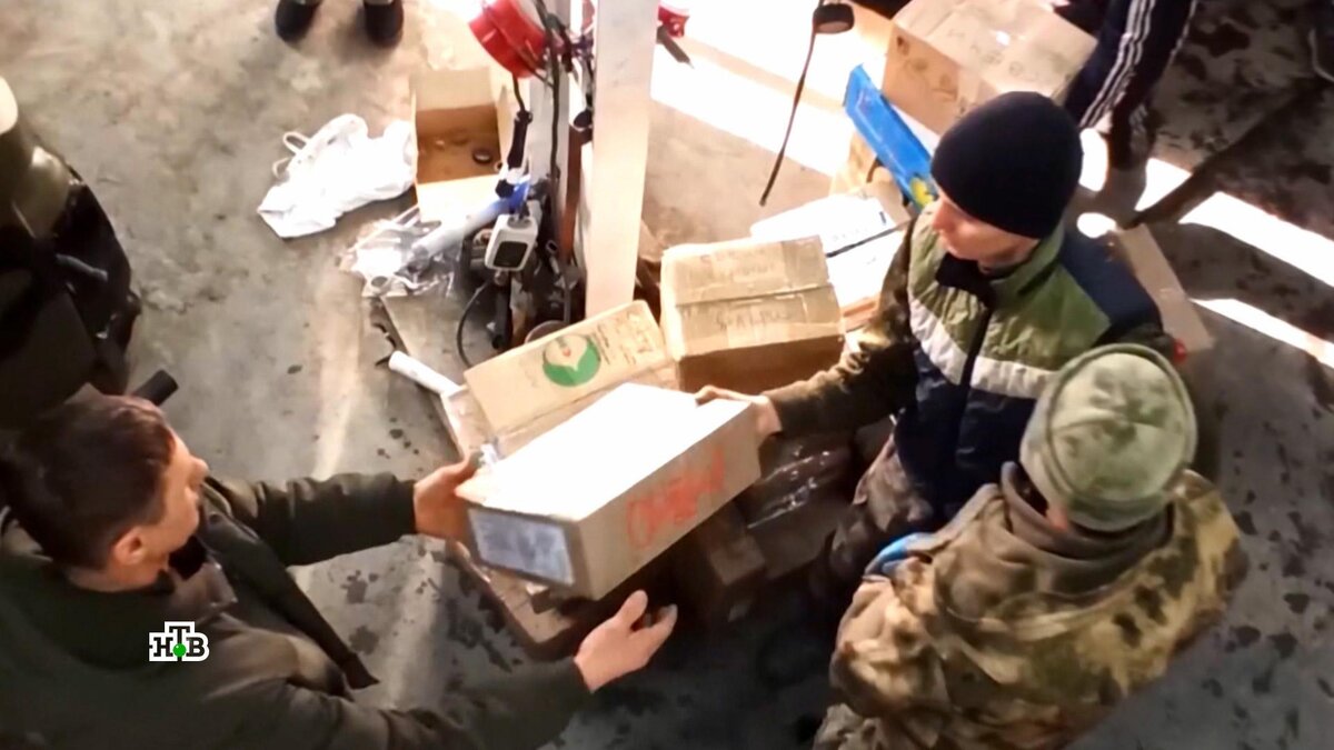    Десятки тысяч волонтеров шлют военным в зону СВО домашние закрутки, обереги и иконки