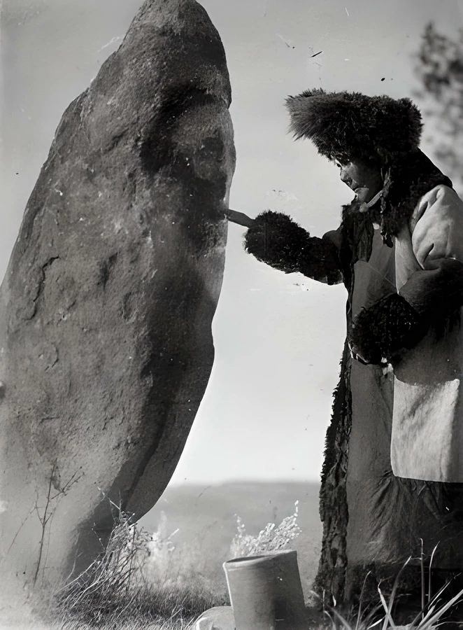 На фото хакаска кормит каменную бабу, предположительно связанную с культом богини Ымай