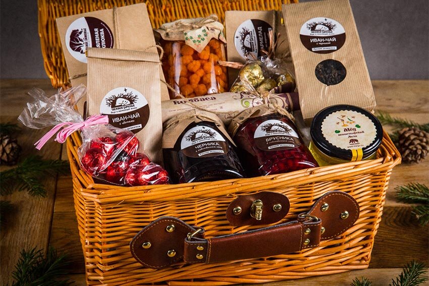 Подарочный набор из различных сортов чая и сладостей к нему