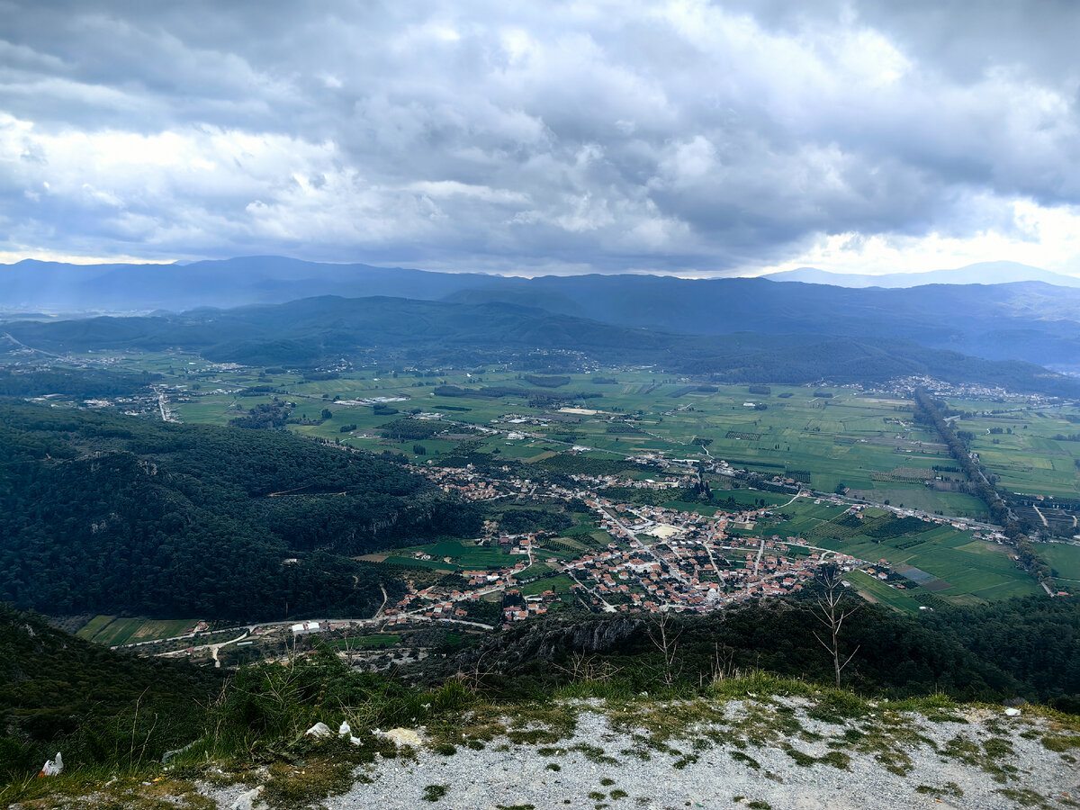 Вон он - разлом цивилизации. Спокойное место в долине. На первый взгляд