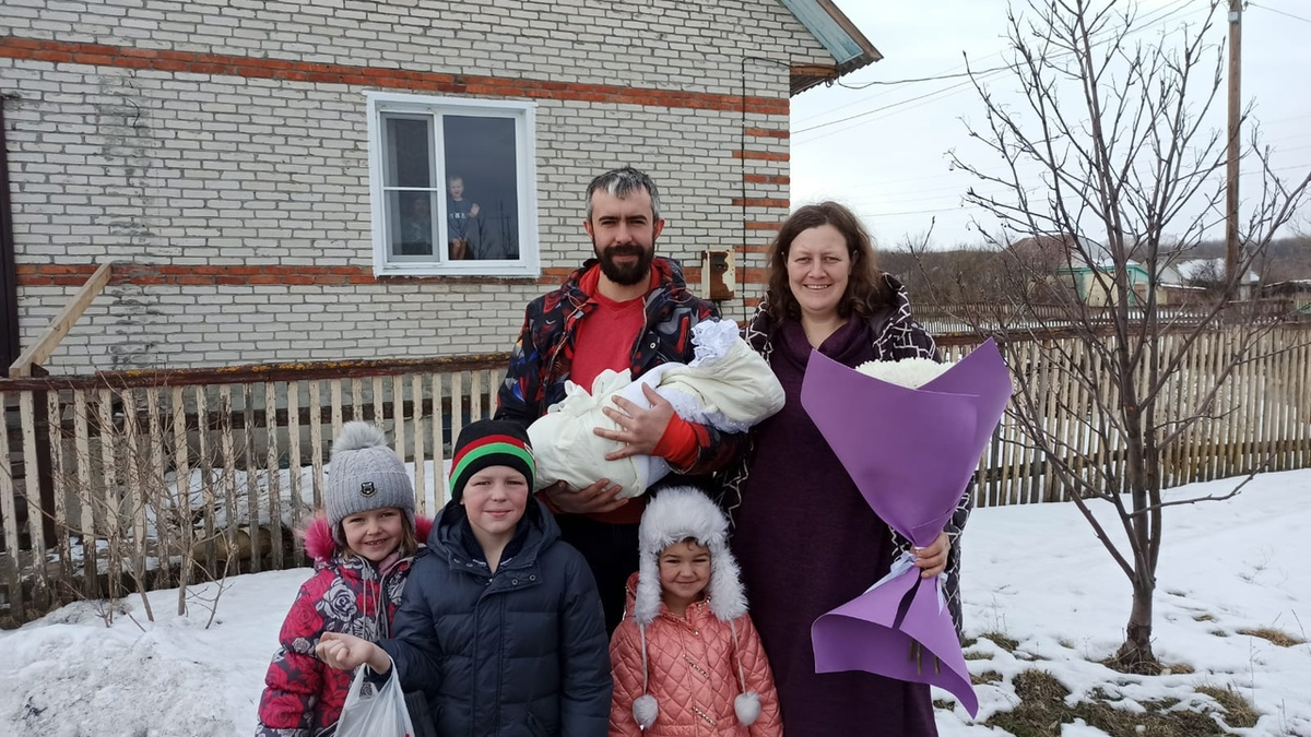 Сегодня мама вместе с маленьким Елизаром вернулась домой! Счастью нашему нет предела. Но чтобы завершить историю, давайте расскажу вам, как мы прожили без нее последние дни.