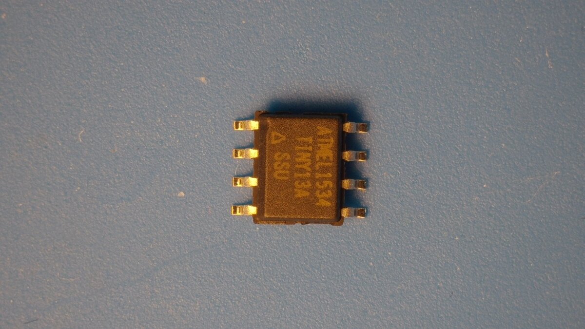 ATtiny13 в корпусе для поверхностного монтажа.
