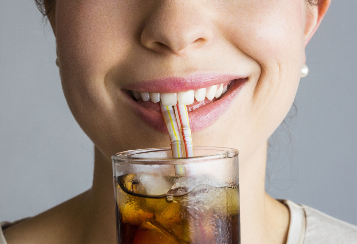 Что пить для зубов. Газированные напитки для зубов. Зубы и вредные напитки. Влияние напитков на зубы.