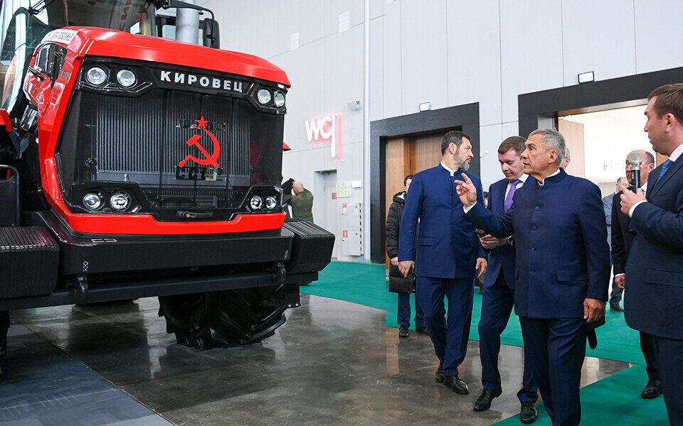 Перед началом коллегии Минсельхоза Рустам Минниханов осмотрел выставку «ТатАгроЭкспо». Фото: rais.tatarstan.ru