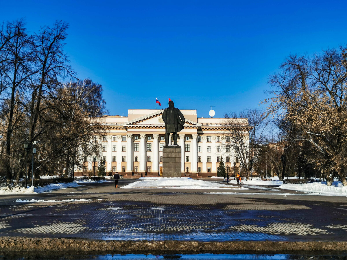 Здание Правительства Тюменской области - в прошлом здесь размещался обком КПСС. И памятник Ленину перед этим зданием. Центральная площадь. Фотография сделана 8 марта 2023 года.