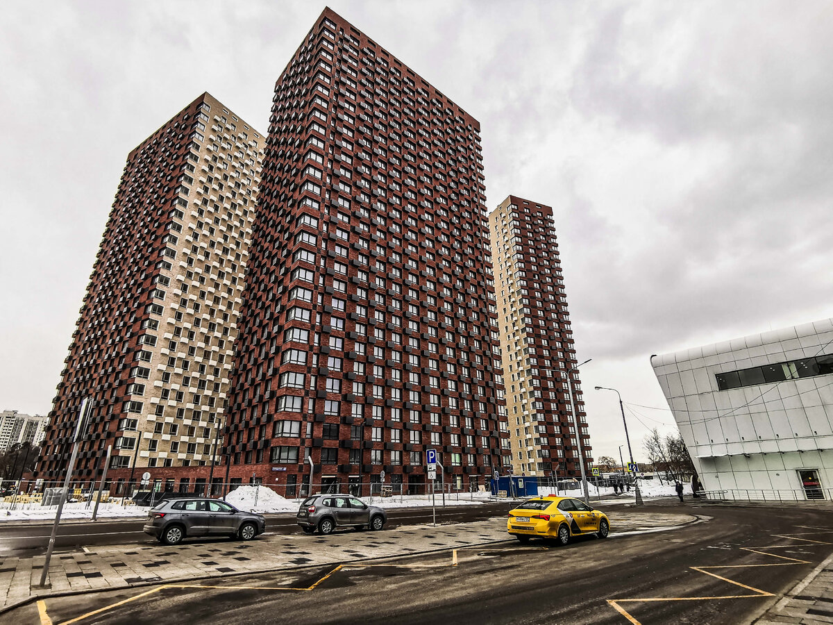 Вид на ЖК "Волоколамское 24". Справа виднеется вход на МЦК Стрешнево. А проезд перед нами - это 1-ый Красногорский проезд. Когда-то на этом месте был советский долгострой и сосновый лес вокруг него. Но теперь вместо деревьев здесь небо подпирают жилые дома.