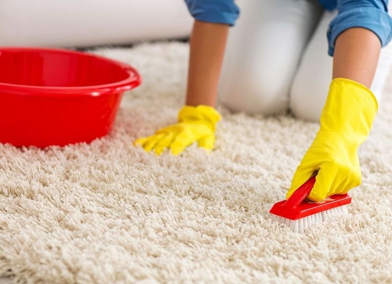      Чистим ковер от пятен особым средством