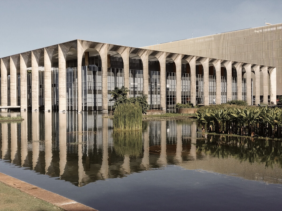 Дворец Итамарати в Бразилиа (1956, арх. Оскар Нимейер), Бразилия