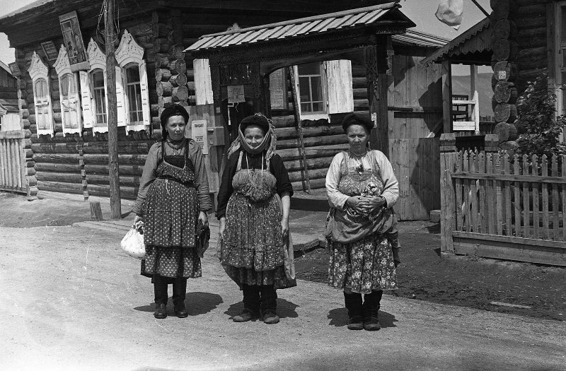 На фото женщины в семейских костюмах. Село Бичура Республики Бурятия 1958 г. Местонахождение: Федеральное государственное бюджетное учреждение культуры "Российский этнографический музей". Источник: сайт Госкаталог. 