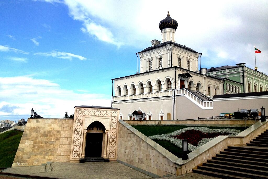 Дворцовая Церковь в Кремле в Казани. Дворцовая Введенская Церковь Казань. Дворцовая Введенская Церковь Казанского Кремля. Дворцовая Церковь Сошествия Святого духа Казань.