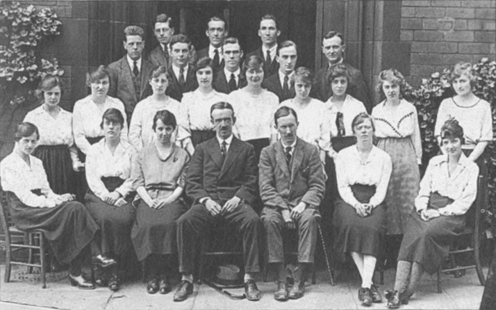 Дж.Р.Р.Т. и Э.В.Г. со своими студентами в Лидсе, 1922 год.